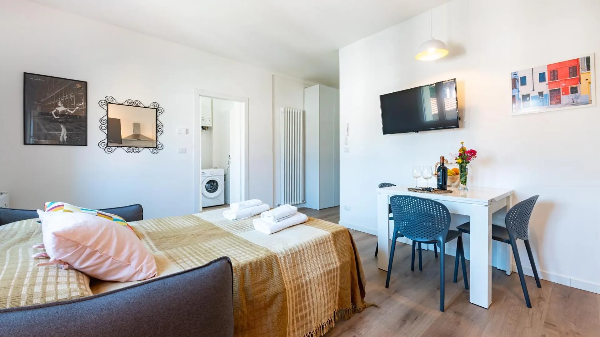 Chic Parma Little Flat Near City Center Apartment